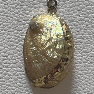 VINTAGE YELLOW ABALONE SHELL PENDANT NECKLACE ON CHAIN WITH GOLDTONE DETAILING